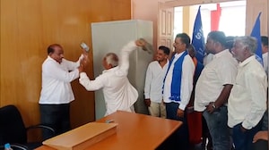 Farmer Slaps Official With Slipper Over Compensation Delay in Karnataka's Bagalkot