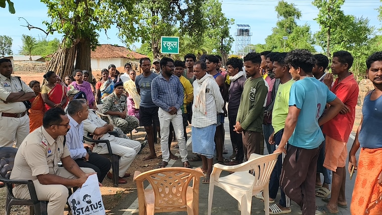 छत्तीसगढ़: धर्मांतरण विवाद भड़का, 26 परिवारों को गांव से निकाला, श्मशान के पास ली शरण