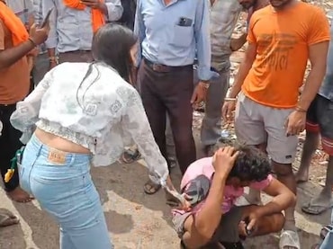 VIDEO: मनचले की सरेराह पिटाई, छेड़खानी करने वाले को युवती ने सैंडल से मारा