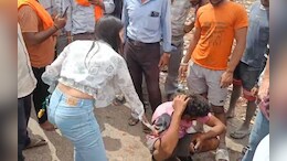 VIDEO: मनचले की सरेराह पिटाई, छेड़खानी करने वाले को युवती ने सैंडल से मारा