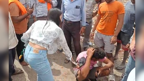 VIDEO: मनचले की सरेराह पिटाई, छेड़खानी करने वाले को युवती ने सैंडल से मारा