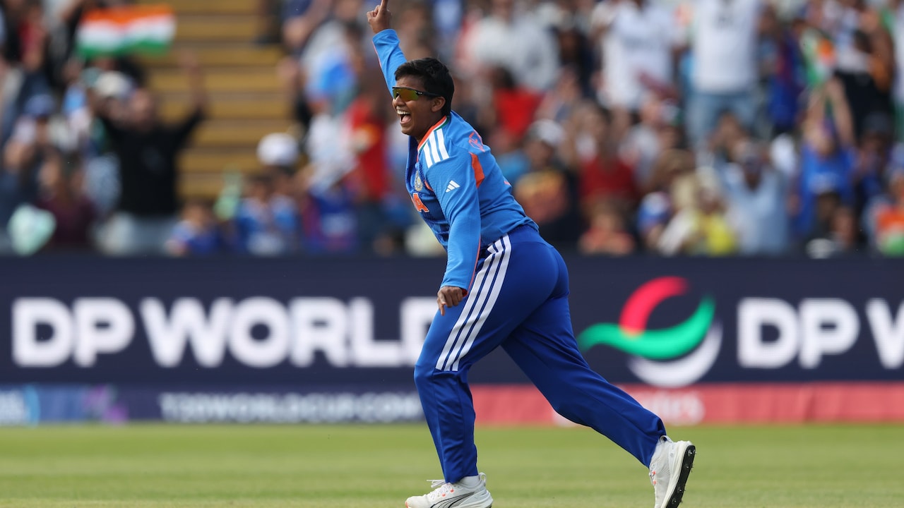 पाकिस्तान के खिलाफ एक्शन में दीप्ति शर्मा (फोटो क्रेडिट: X@BCCIWomen पाकिस्तान के खिलाफ एक्शन में दीप्ति शर्मा (फोटो क्रेडिट: X@BCCIWomen