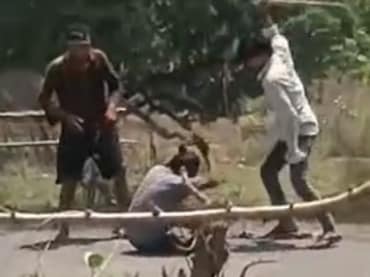 युवक की सरेराह बेरहमी से पिटाई, तीन आरोपियों ने लाठी-डंडों से किया हमला