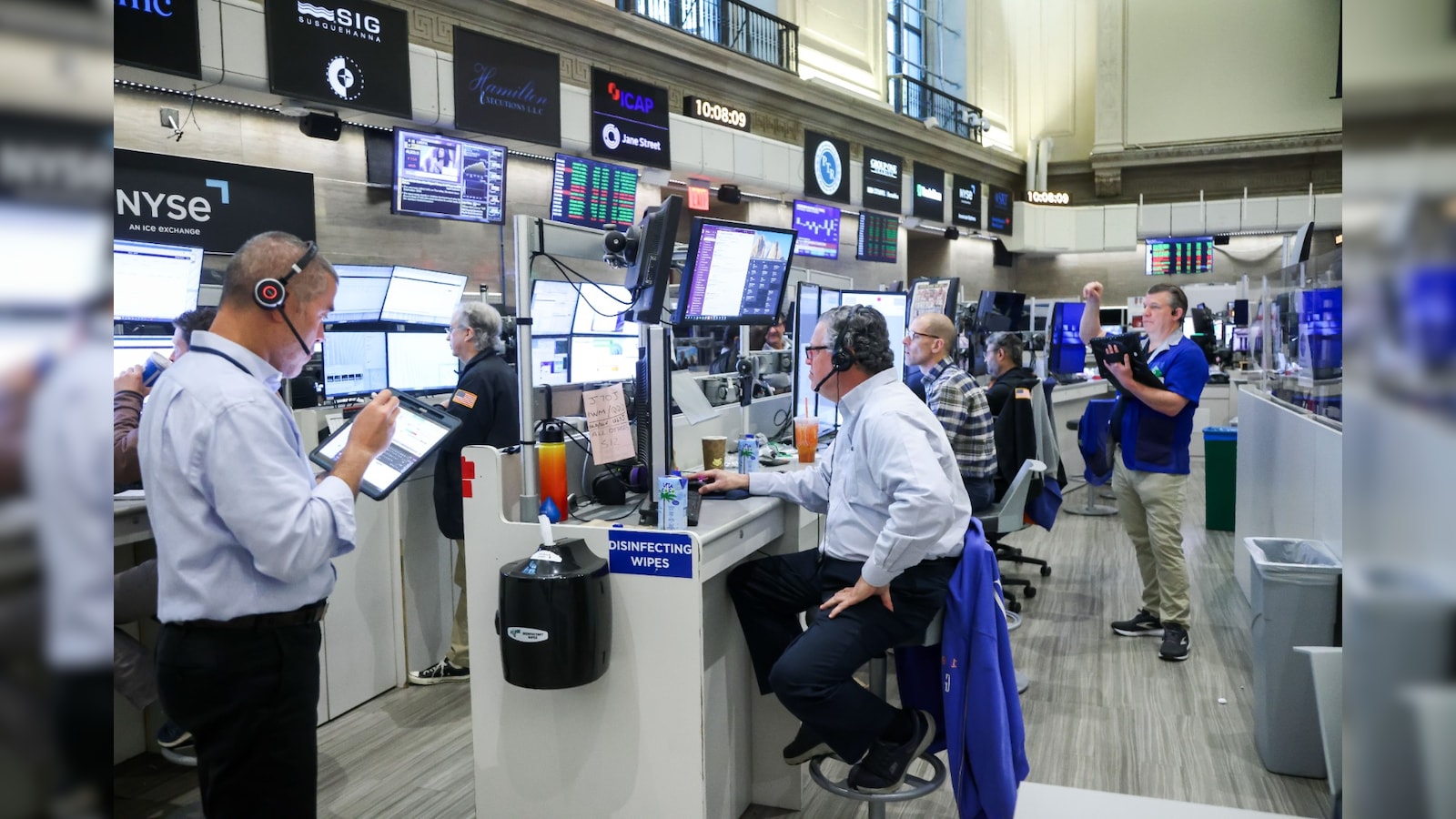 US Markets End Mixed As Nasdaq Falls, S&P 500 Rise; Dow Jones Hits Record High