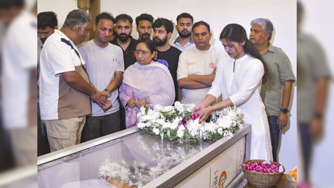 चेहरे पर उदासी... आंखों में आंसू, जसपाल राणा के निधन से टूटी मनु भाकर, अंतिम विदाई देते हुए फूट-फूट रोई