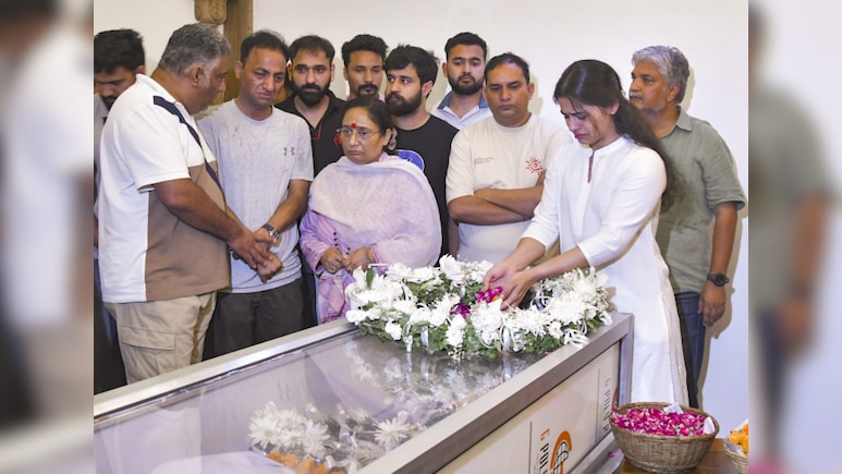 चेहरे पर उदासी... आंखों में आंसू, जसपाल राणा के निधन से टूटी मनु भाकर, अंतिम विदाई देते हुए फूट-फूट रोई