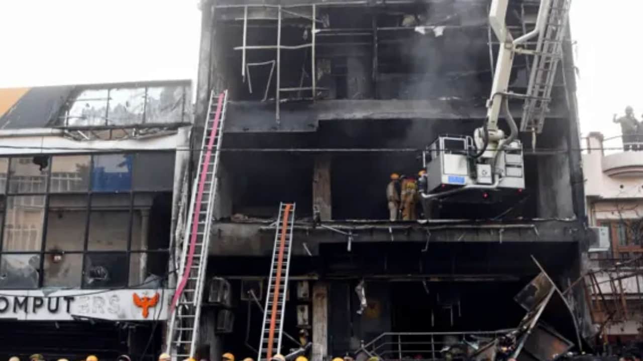Lucknow Fire Live: लखनऊ कोचिंग अग्निकांड: SIT ने शुरू की जांच, कुछ देर में घटनास्थल का दौरा करेगी टीम