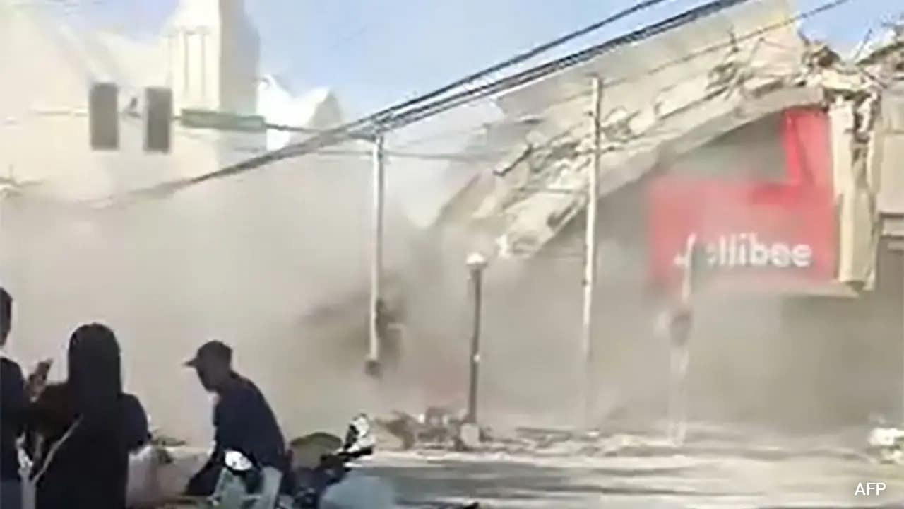 Video: Mall Crumbles, Families Run For Safety As Quake Jolts