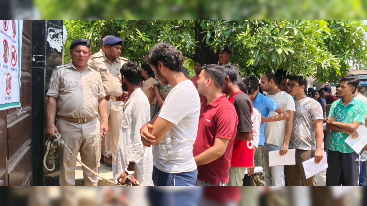 हाथों में हथकड़ी, चेहरे पर उम्मीद: सीतामढ़ी जेल से NEET का एग्जाम देने पहुंचा ये कैदी, देखकर सब रह गए हैरान