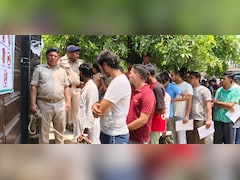 हाथों में हथकड़ी, चेहरे पर उम्मीद: सीतामढ़ी जेल से NEET का एग्जाम देने पहुंचा ये कैदी, देखकर सब रह गए हैरान