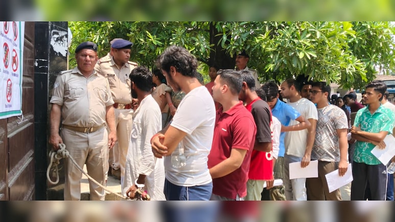 हाथों में हथकड़ी, चेहरे पर उम्मीद: सीतामढ़ी जेल से NEET का एग्जाम देने पहुंचा ये कैदी, देखकर सब रह गए हैरान