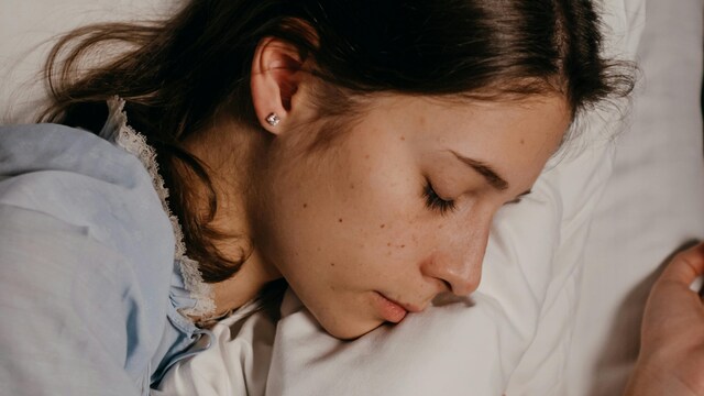 Poor Sleep In Your 40s And 50s May Raise Alzheimer's Risk Later; AIIMS Doctor Explains