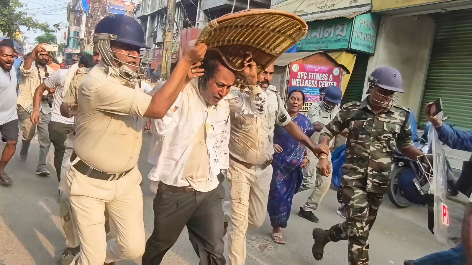 TMC नेता स्वपन नंदी पर फूटा जनता का गुस्सा, गिरफ्तार कर ले जाते समय बरसाए काले अंडे