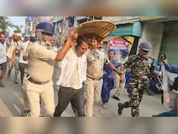 TMC नेता स्वपन नंदी पर फूटा जनता का गुस्सा, गिरफ्तार कर ले जाते समय बरसाए काले अंडे