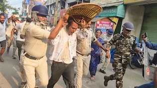 TMC नेता स्वपन नंदी पर फूटा जनता का गुस्सा, गिरफ्तार कर ले जाते समय बरसाए काले अंडे