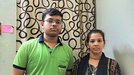 Success Story: गांव का पहला IITian बनेगा जिगर नायक, पिता को खोने के बाद मां ने सिलाई कर बेटे को पढ़ाया