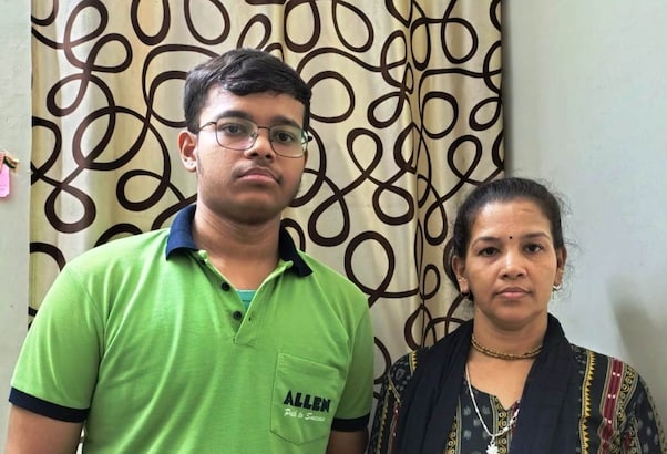 Success Story: गांव का पहला IITian बनेगा जिगर नायक, पिता को खोने के बाद मां ने सिलाई कर बेटे को पढ़ाया