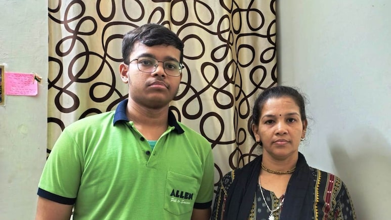 Success Story: गांव का पहला IITian बनेगा जिगर नायक, पिता को खोने के बाद मां ने सिलाई कर बेटे को पढ़ाया