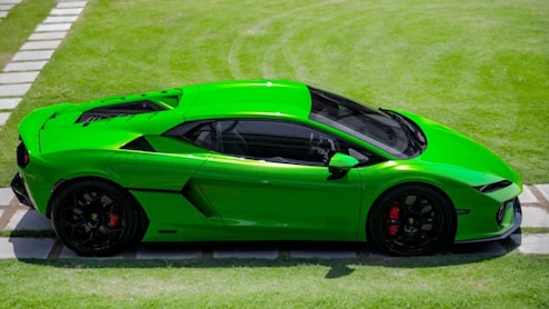 पलक झपकते ही 100 की रफ्तार! भारत में आ गई पहली Lamborghini की पहली हाइब्रिड कार, बैठते ही आएगी फाइटर प्&zwj;लेन वाली फील