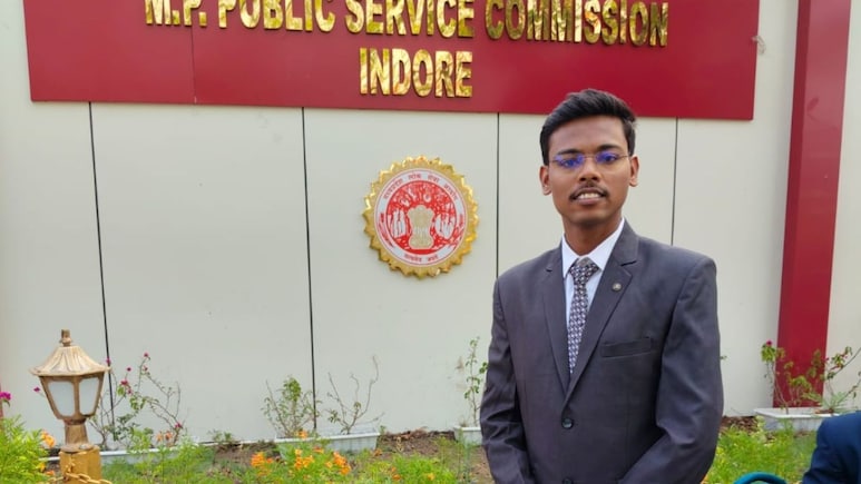 Success Story: 10वीं में स्कूल छोड़ना पड़ा, MPPSC में 6 बार मिली असफलता, अब पहली रैंक लाकर बने FSO अधिकारी