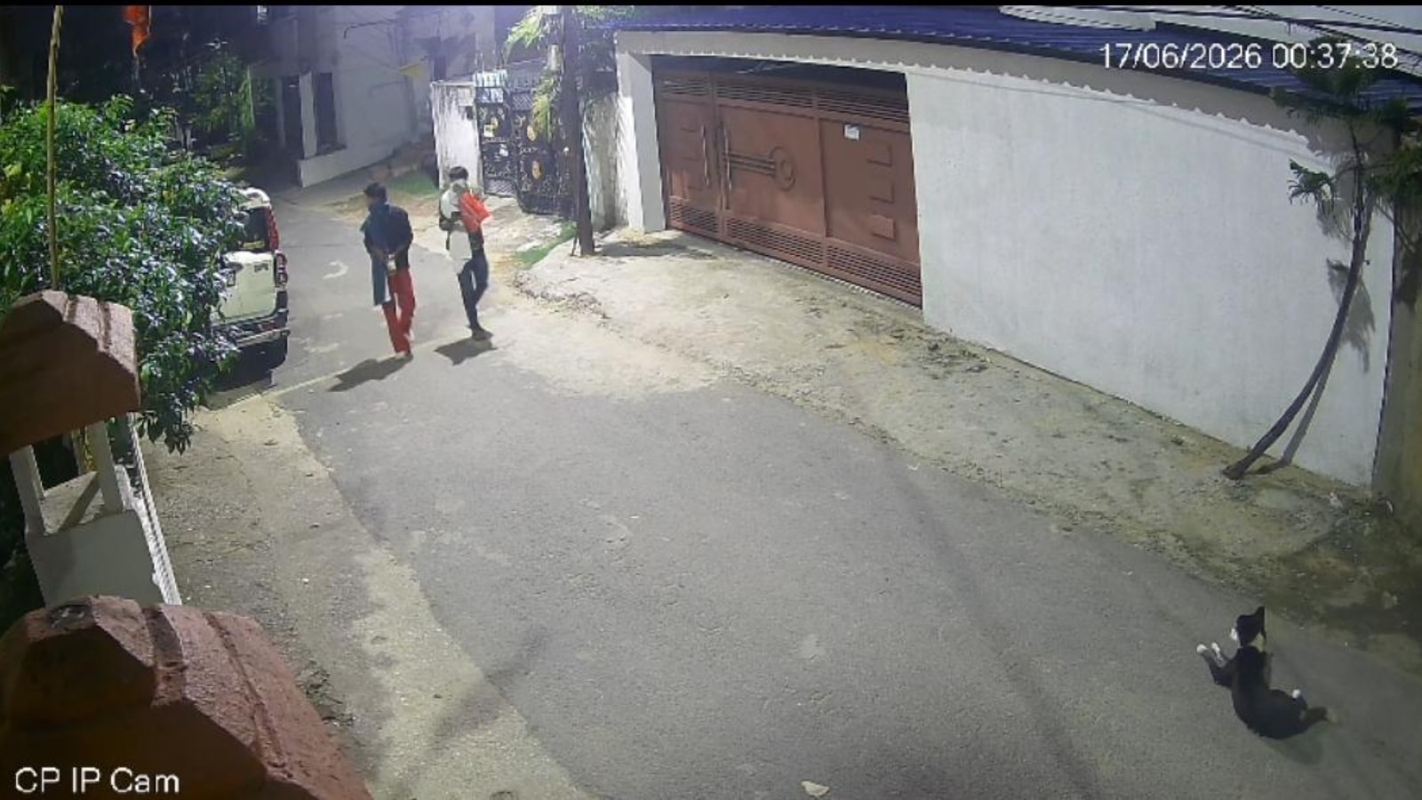 हमलावरों की तस्वीर CCTV पर रिकॉर्ड हो गई थी हमलावरों की तस्वीर CCTV पर रिकॉर्ड हो गई थी