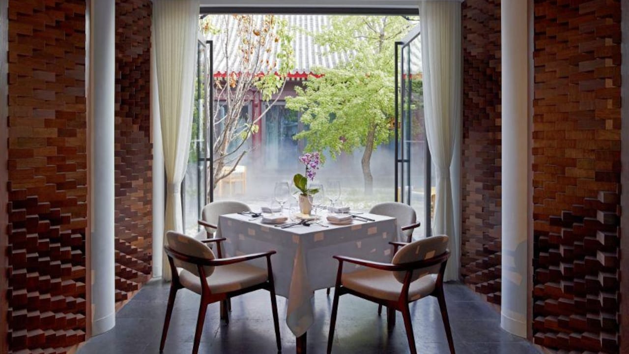 This Restaurant In China Is So Popular, Government Officials Can't Eat There
