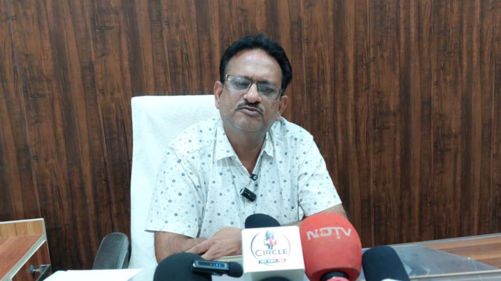 चित्तौड़गढ़ जिला शिक्षा अधिकारी (माध्यमिक) राजेंद्र शर्मा ने मामले की जानकारी दी.