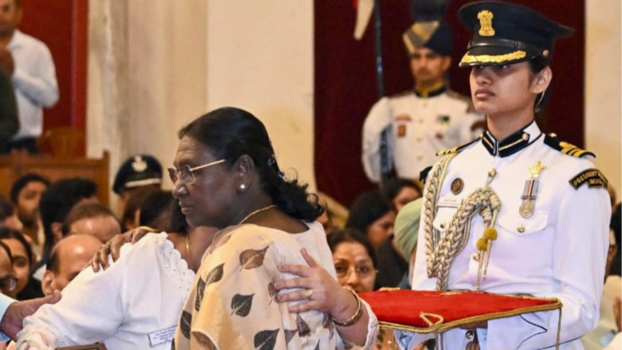 राष्ट्रपति के पीछे सफेद कपड़ों में खड़े लोग कौन होते हैं? जान लीजिए जवाब