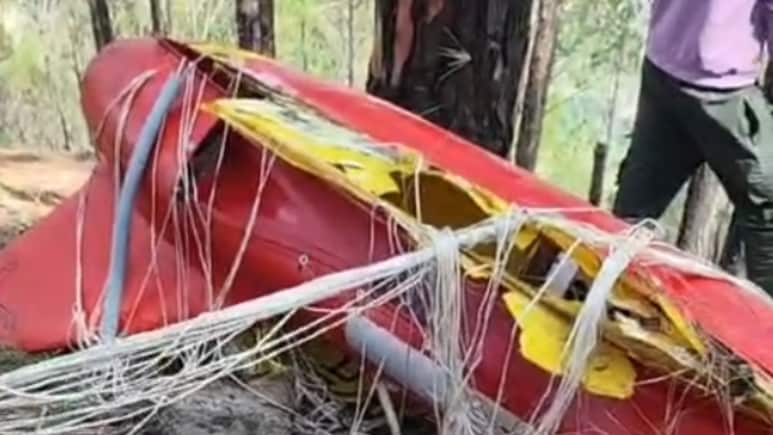 रुद्रप्रयाग की पहाड़ियों में आसमान से गिरा रहस्यमयी ड्रोन, मचा हड़कंप; देखने के ल&zwj;िए उमड़ी लोगों की लगी भीड़