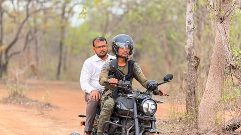 नदी-नाले पार कर गांव पहुंचे कलेक्टर-सीईओ; सुकमा में &lsquo;मोटरसाइकिल पर प्रशासन&rsquo;, ग्रामीणों को दीं ये सौगातें