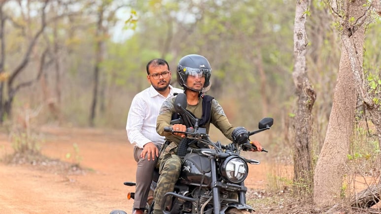 नदी-नाले पार कर गांव पहुंचे कलेक्टर-सीईओ; सुकमा में &lsquo;मोटरसाइकिल पर प्रशासन&rsquo;, ग्रामीणों को दीं ये सौगातें