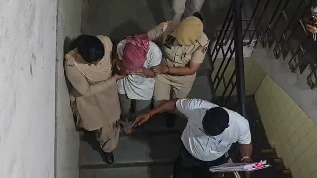 2 बार NEET में फेल हुई तो नकल के लिए एग्जाम में ले गई मोबाइल, पर लड़की की प्लानिंग पर फिरा पानी