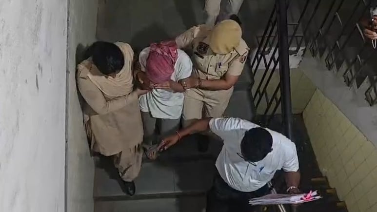 2 बार NEET में फेल हुई तो नकल के लिए एग्जाम में ले गई मोबाइल, पर लड़की की प्लानिंग पर फिरा पानी