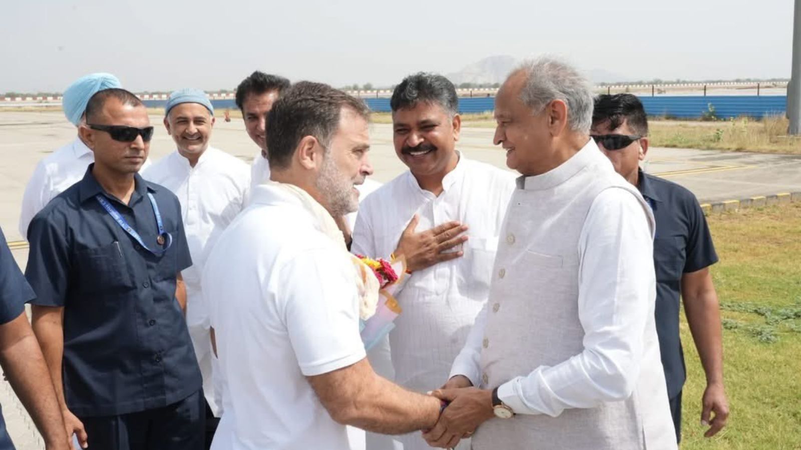 नजरें नहीं मिलीं, सिर्फ हाथ मिले! क्या पुष्कर में राहुल गांधी ने दे दिया बड़ा राजनीतिक संदेश?