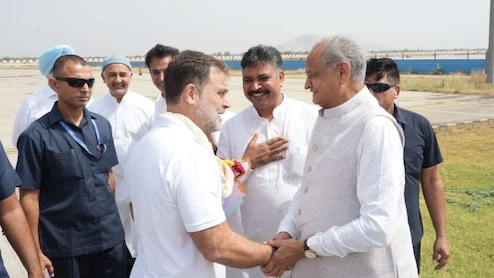 नजरें नहीं मिलीं, सिर्फ हाथ मिले! क्या पुष्कर में राहुल गांधी ने दे दिया बड़ा राजनीतिक संदेश?