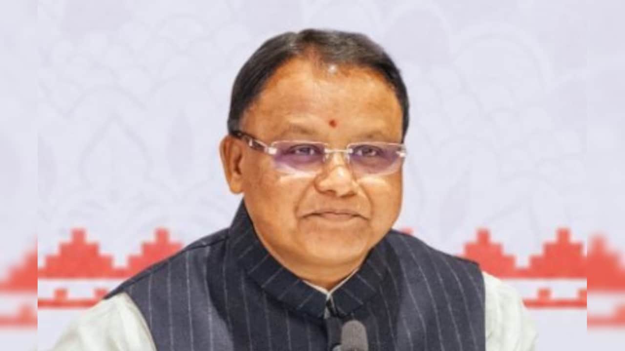 शिक्षा से खिलवाड़! ओडिशा सीएम ने चार सीनियर अधिकारियों को किया सस्पेंड, स्कूली किताबों में की थी भारी गड़बड़ी