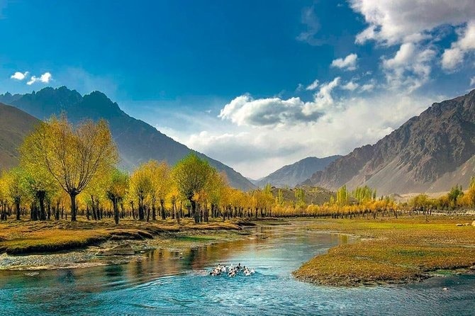 PoK खूबसूरत वादियों का इलाका है. यहां नीलम घाटी, हुंजा घाटी और शौन्टर घाटी जैसे मशहूर पर्यटन स्थल है. PoK खूबसूरत वादियों का इलाका है. यहां नीलम घाटी, हुंजा घाटी और शौन्टर घाटी जैसे मशहूर पर्यटन स्थल है.