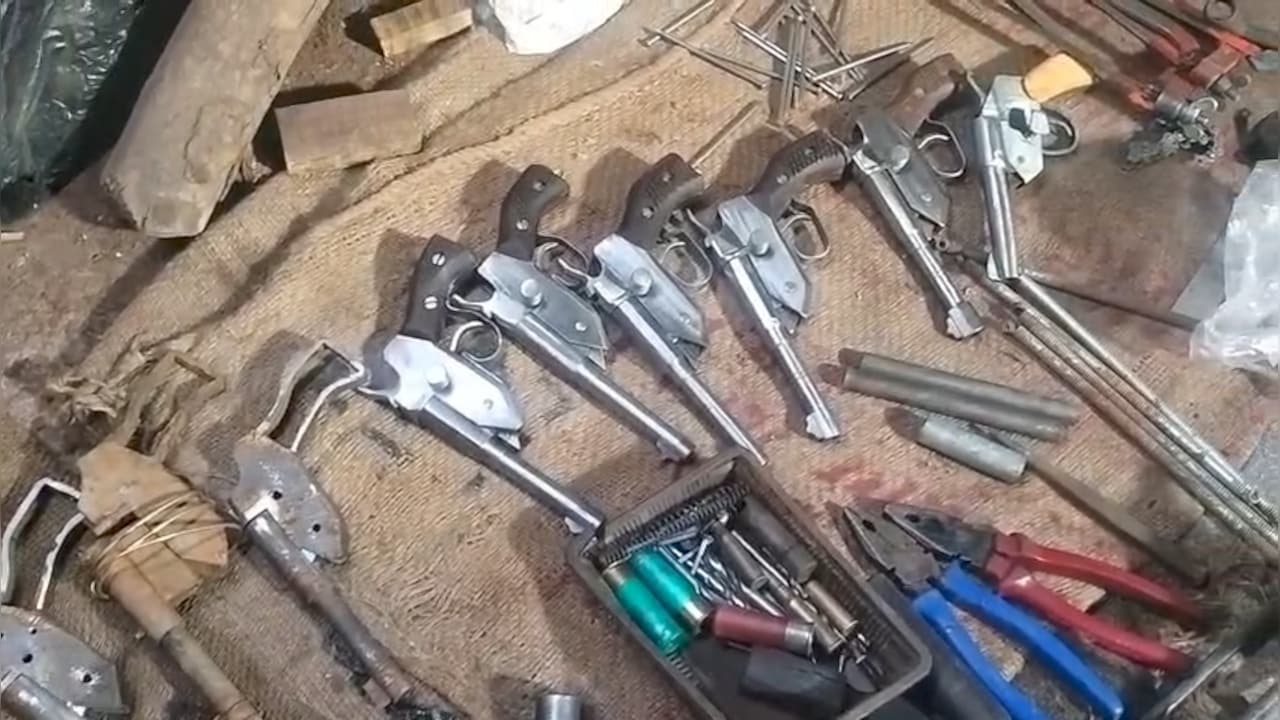 एसपी ऑफिस के पीछे चल रही थी कट्टा फैक्ट्री, गानों की आवाज में बनते थे हथियार; भिंड में पिता-पुत्र गिरफ्तार