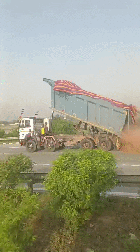 ओवरलोड था ट्रक, RTO की चेकिंग देखते ही हाईवे पर ही माल खाली कर भागा ड्राइवर; वीडियो हुआ वायरल