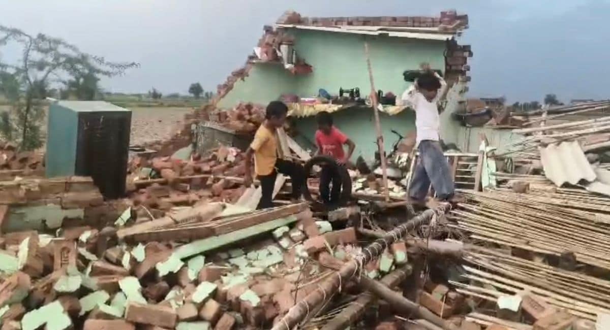 राजस्थान के डीग में तेज आंधी और बारिश से मकान गिर गया. राजस्थान के डीग में तेज आंधी और बारिश से मकान गिर गया.