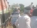 अचानक बस पलटने से एक दर्जन लोग बुरी तरह घायल, खिड़कियां तोड़कर यात्रियों ने बचाई जान