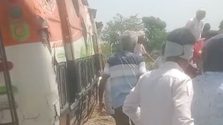 अचानक बस पलटने से एक दर्जन लोग बुरी तरह घायल, खिड़कियां तोड़कर यात्रियों ने बचाई जान