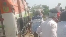 अचानक बस पलटने से एक दर्जन लोग बुरी तरह घायल, खिड़कियां तोड़कर यात्रियों ने बचाई जान
