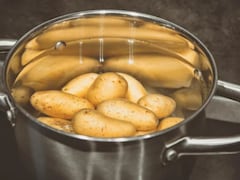 Chef Pankaj Bhadouria ने बताया आलू उबालने का सही तरीका, अब नहीं फटेंगे आलू