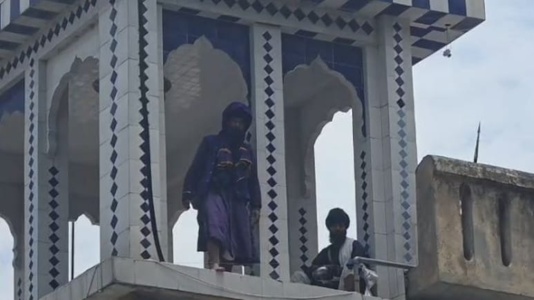 उत्&zwj;तराखंड में नगरासू  गुरुद्वारे में हंगामा करने वाले 2 निहंग छत से नीचे उतरे, जानें- क्&zwj;या है पूरा मामला