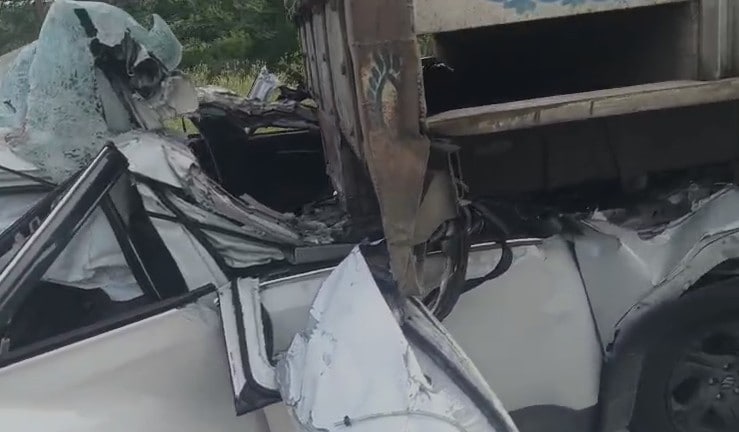 कार कितनी स्पीड में रही होगी, यह तस्वीर खुद बता रही है. कार कितनी स्पीड में रही होगी, यह तस्वीर खुद बता रही है.