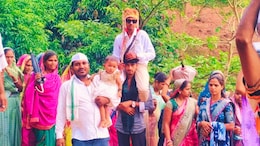 Nandurbar News : नवरदेवाची चक्क 4 किमी खांद्यावरुन वरात; परंपरा नव्हे, भलतंच कारण आलं समोर &nbsp;&nbsp;