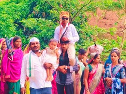 Nandurbar News : नवरदेवाची चक्क 4 किमी खांद्यावरुन वरात; परंपरा नव्हे, भलतंच कारण आलं समोर &nbsp;&nbsp;