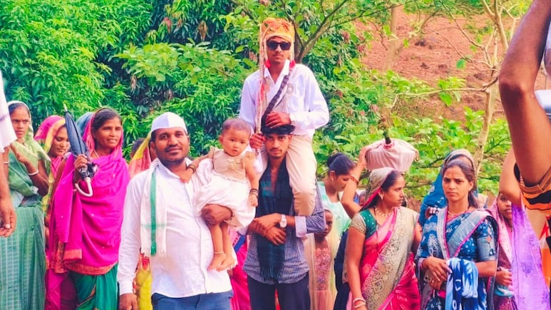 Nandurbar News : नवरदेवाची चक्क 4 किमी खांद्यावरुन वरात; परंपरा नव्हे, भलतंच कारण आलं समोर &nbsp;&nbsp;