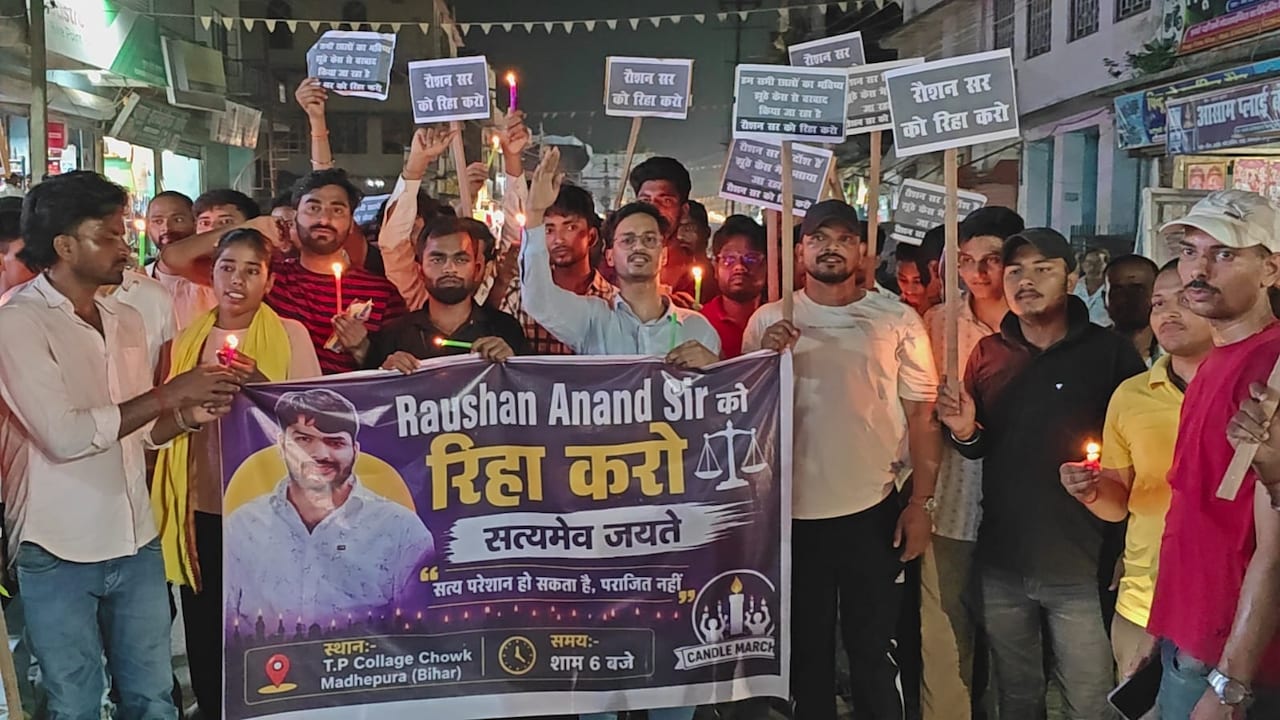 बिहार: रौशन आनंद के समर्थन में छात्रों का कैंडल मार्च, रिहाई और निष्पक्ष जांच की मांग